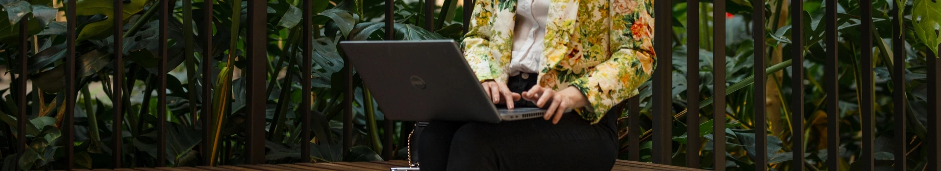 Kobieta pracująca na laptopie