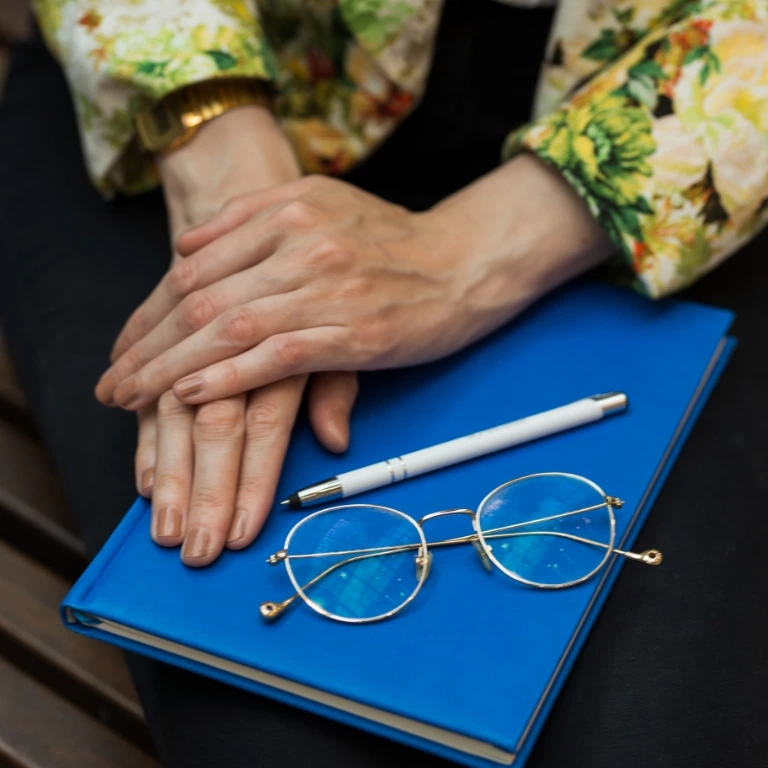 Okulary oraz długopis leżące na zeszycie